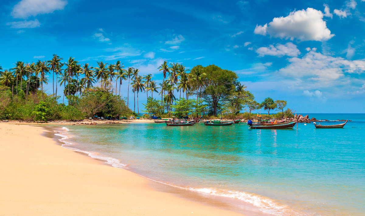 На острове ты найдёшь многочисленные пляжи с бирюзовой водой.Фото: Sergii Figurnyi / Shutterstock.com