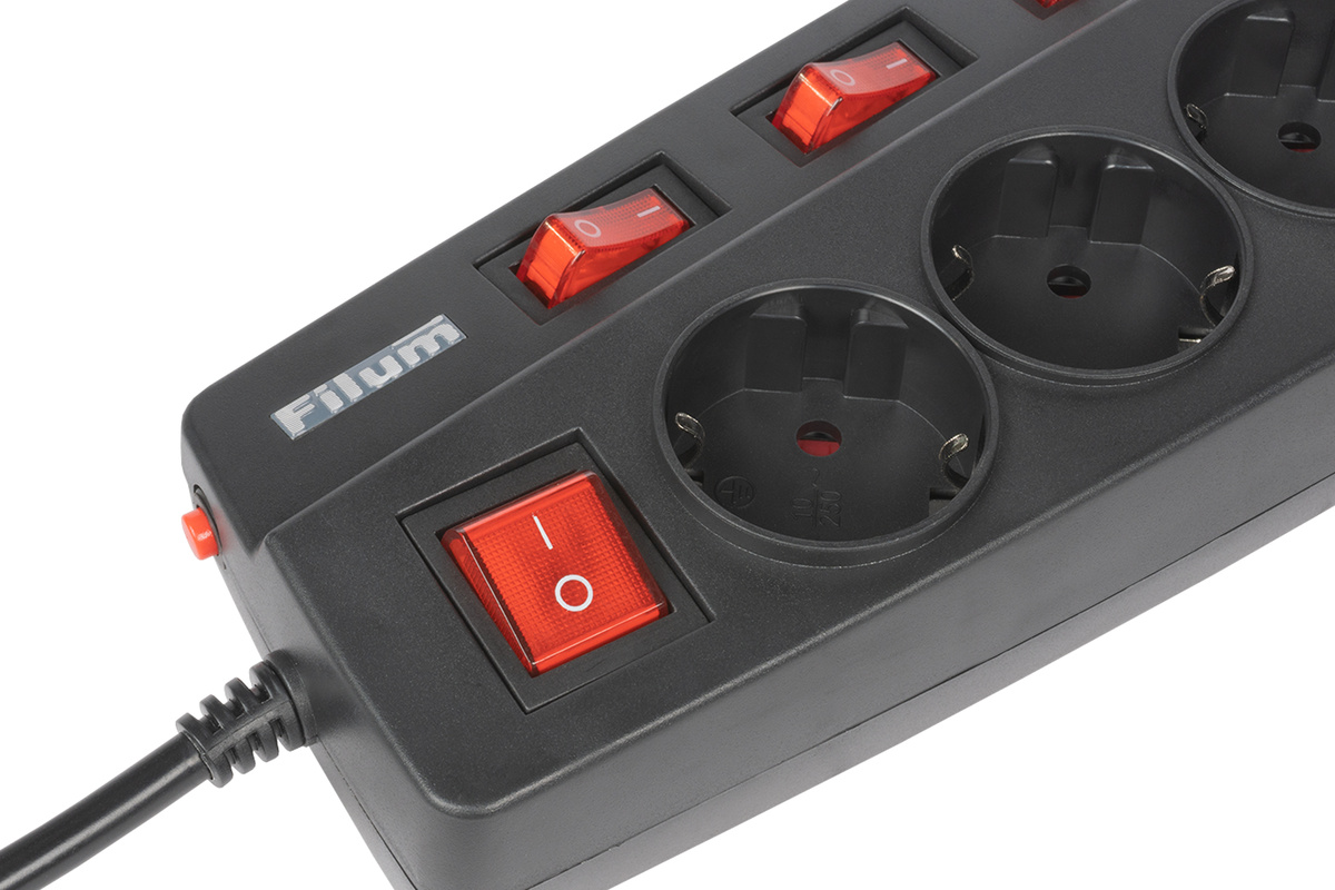 Каждую розетку в фильтре Filum FL-SPL5-1.8M-BL можно отдельно отключить