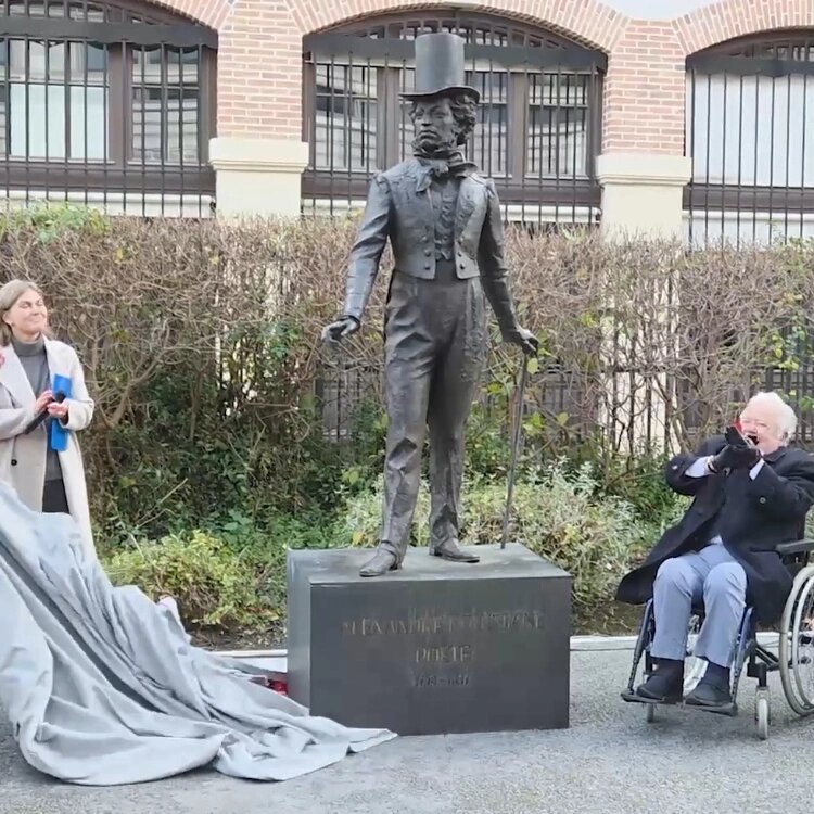 Скриншот из видео ТАСС с открытия памятника Пушкину в Париже📷

