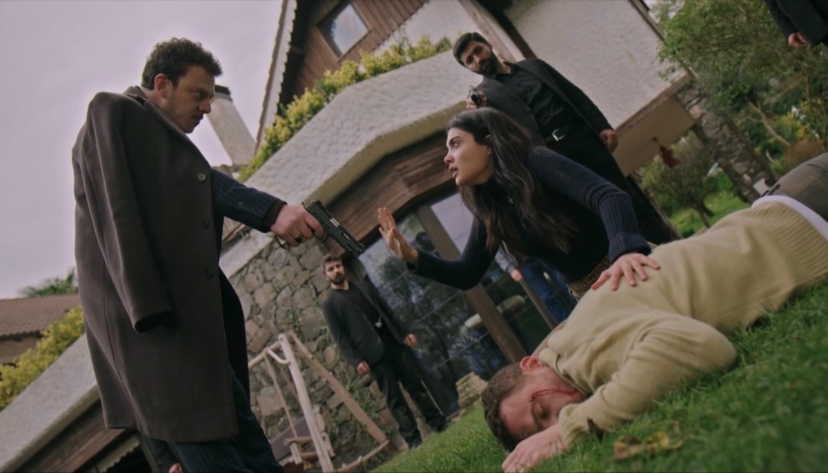 Кадры из сериала «Сердцебиение». Источник: https://www.startv.com.tr/dizi/carpinti