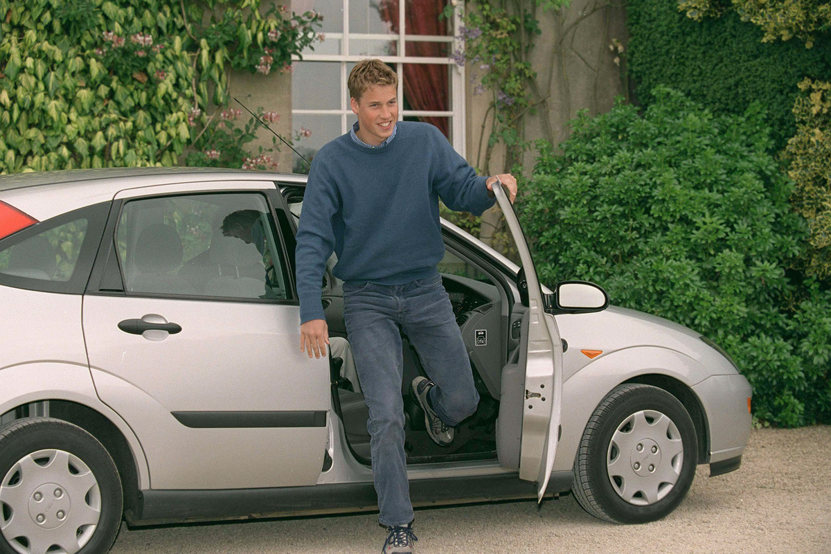    Принц Уильям выходит из своего «Форда Фокус», 1999 год