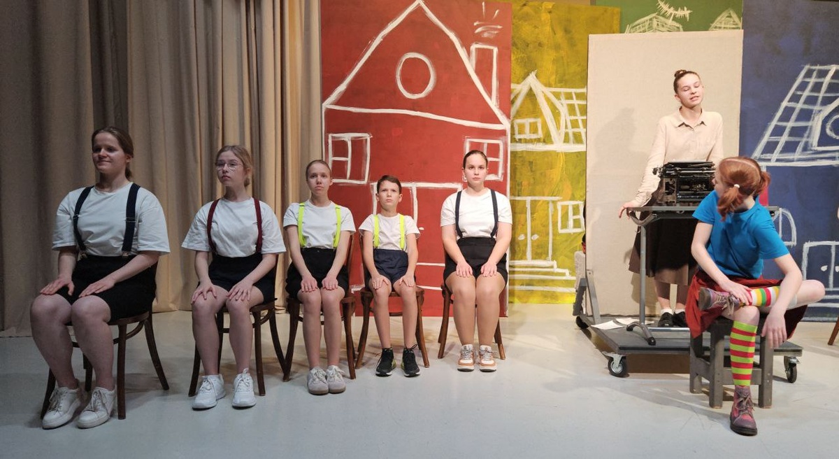 Фото из школьного архива: спектакль «Ну конечно, я вру. История о самой сильной девочке в мире»