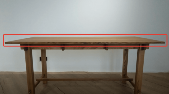 Это стол из маньчжурского ясеня. Сверху — мебельный щит