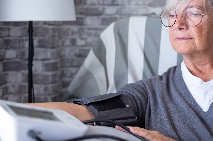 Давление под контролем: как выбрать тонометр для пожилого человека