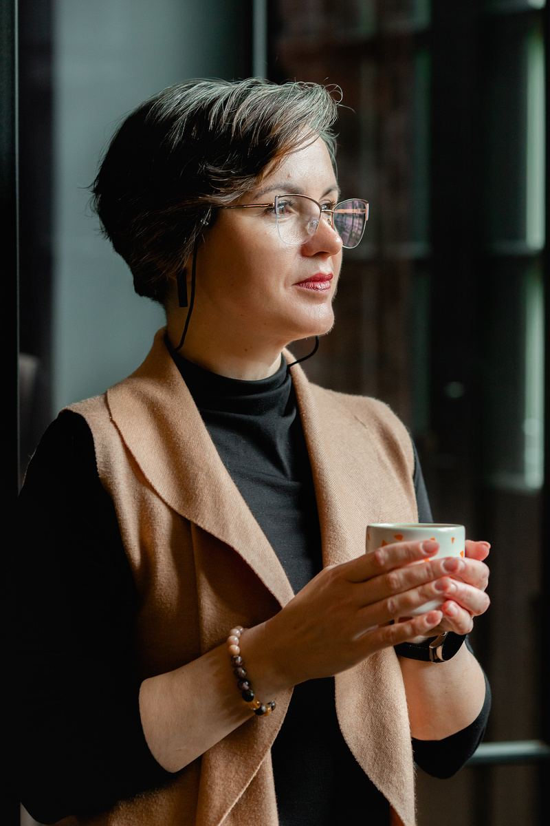 Я — специалист по детско-родительским отношениям.ю педагог и наставница для мам, больше восемнадцати  лет наблюдаю,
как меняется жизнь семьи,
когда женщина перестаёт жить на износ
и начинает прислушиваться к себе мягче.