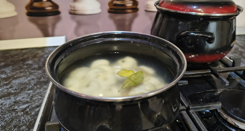    Главная ошибка при варке пельменей - не кипяток: вот почему рвется тесто