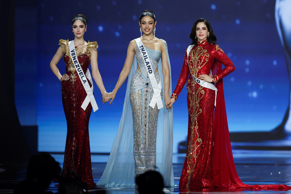 Финалистки конкурса красоты «Мисс Вселенная — 2025» Стефани Асабали из Венесуэлы (третье место), Правинар Сингх из Таиланда (второе место) и Фатима Бош из Мексики (первое место), 21 ноября 2025 года     📷