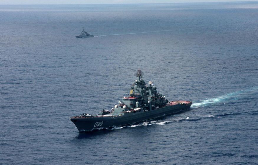    Дорога закрыта. Американский эсминец встал на пути российского танкера. Подробности