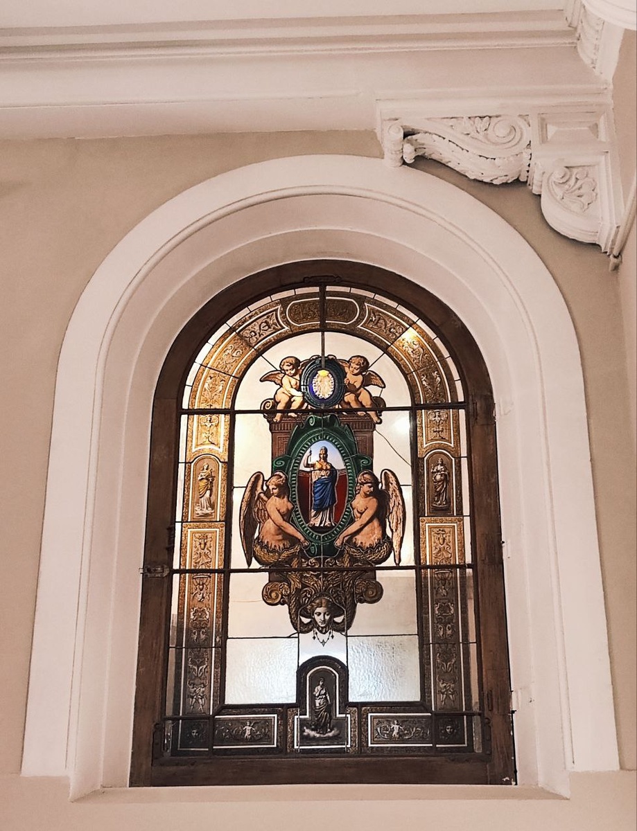 Витраж в здании Общества поощрения художеств. Фото: Знакомьтесь, Петербург