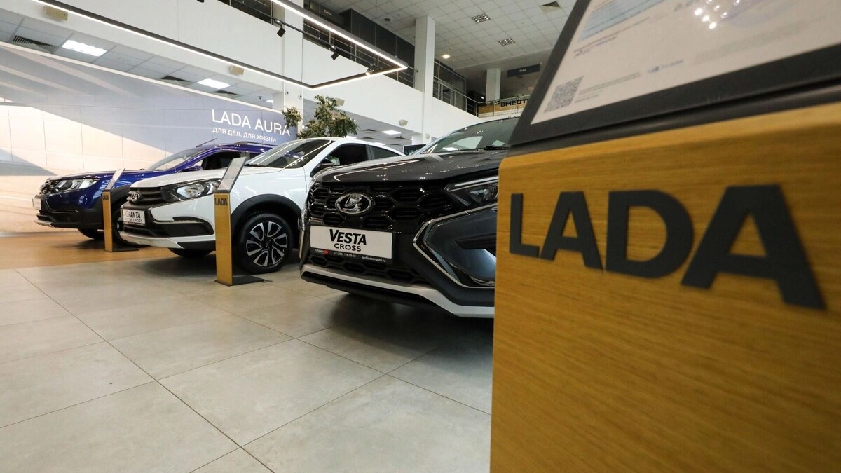Продажи Lada упали на четверть. Фото: Павел Селезнев/NEWS.ru/ТАСС
