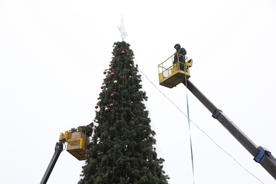    На деревья начали вешать игрушки и гирлянды. Фото: Администрация города Рязани.