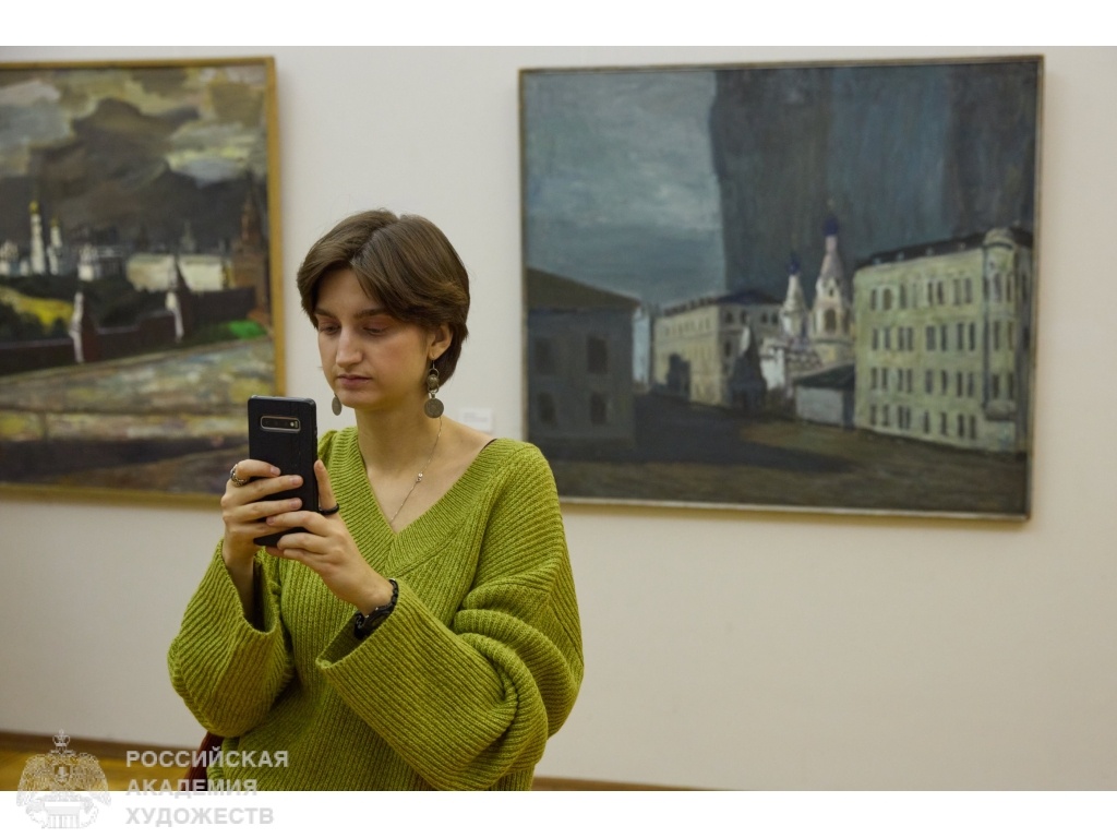 Гости выставки «Драматургия города» Ивана Полиенко в РАХ. Фото: Виктор Берёзкин, пресс-служба РАХ.