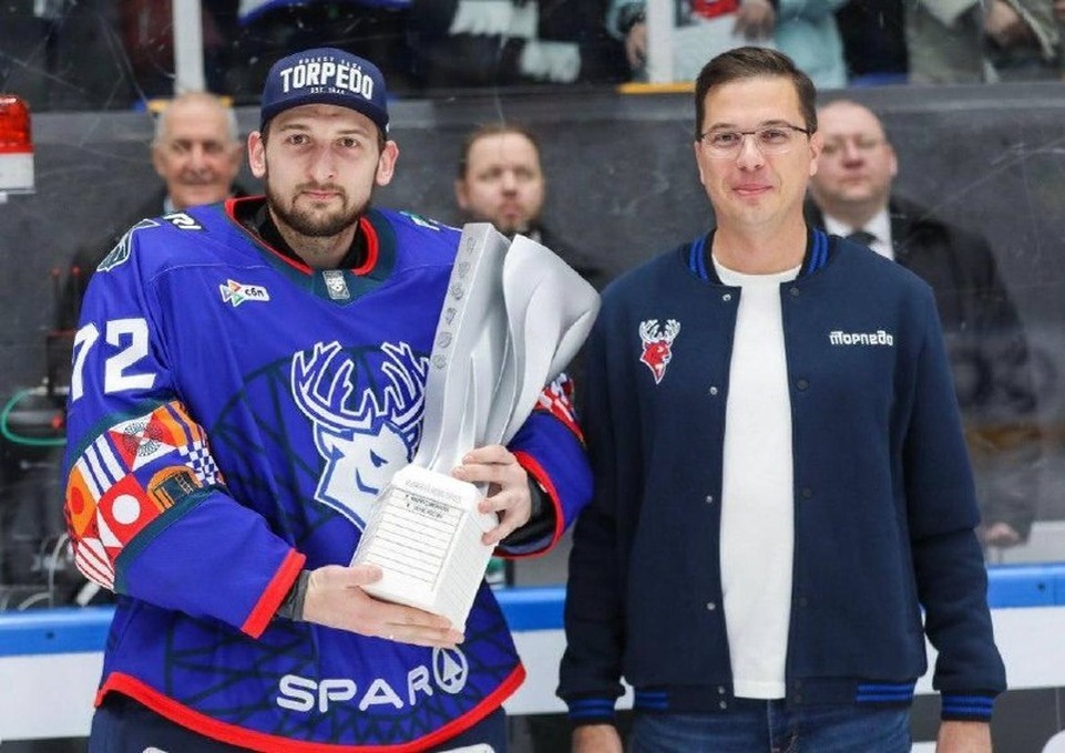    Юрий Шалабаев вручил Кубок лучшего игрока месяца вратарю ХК «Торпедо» Денису Костину. ФОТО: телеграм-канал Юрия Шалабаева.