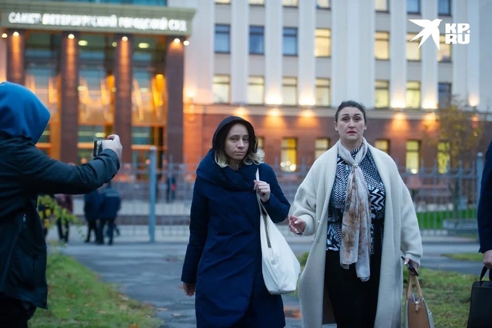    Вдова Картрайта (слева) ранее настаивала на суде присяжных, но позже передумала. Потому что боится? ПЫХАЛОВА Юлия (архив)
