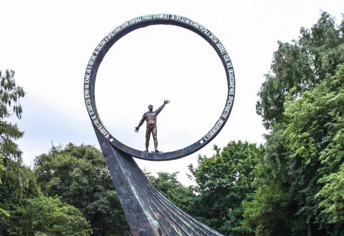 Памятник "Покорителям ближней Вселенной". Фото - Калининград туристический