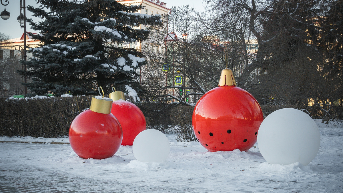 Атрибутика новогодних праздников на Центральной площади Тюмени.
Снято 9 декабря 2022 года.