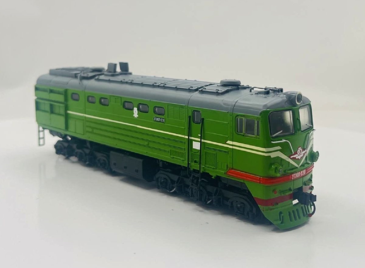 Двухсекционный тепловоз 2ТЭ10Л с журналом №28 (Наши Поезда. Modimio)