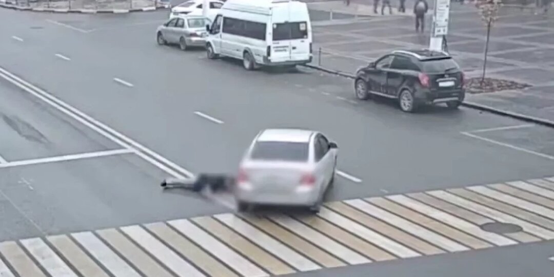 Волгоградка на иномарке «подбила» на «зебре» девушку-пешехода – видео