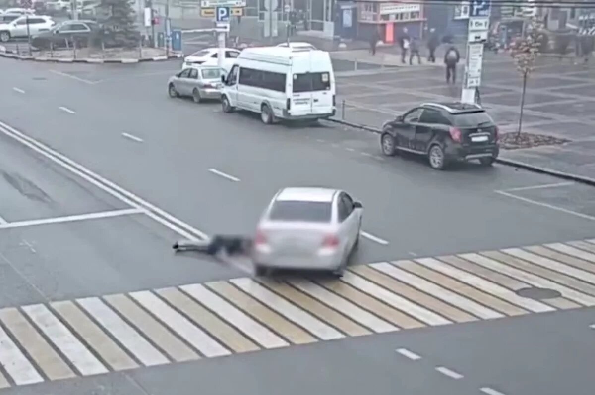    Волгоградка на иномарке «подбила» на «зебре» девушку-пешехода – видео