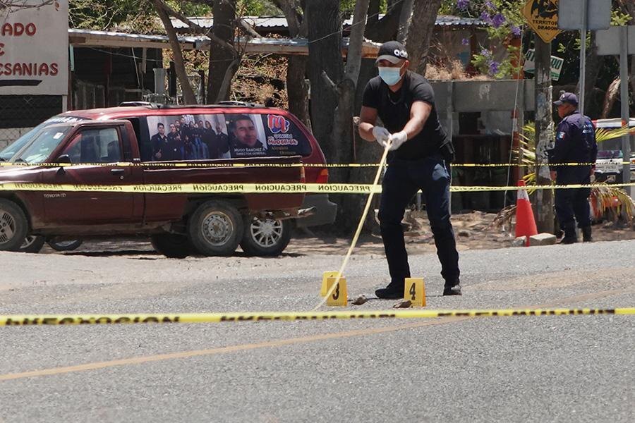 Daniel Ricárdez / EPA / ТАСС📷Судебно-медицинские эксперты и сотрудники полиции работают в районе убийства кандидата на пост мэра Ивонн Гальегос в городе Окотлан-де-Морелос, штат Оахака, Мексика, 20 марта 2021 года