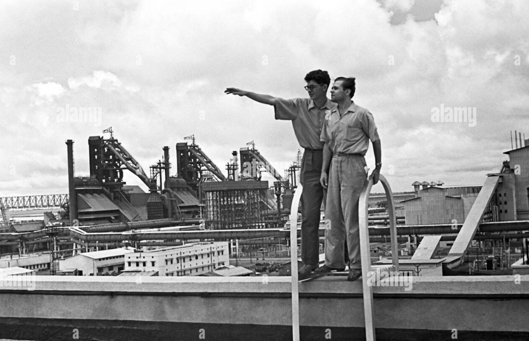 Советские специалисты на строительной площадке сталелитейного завода Бхилаи в Индии, 1962 год