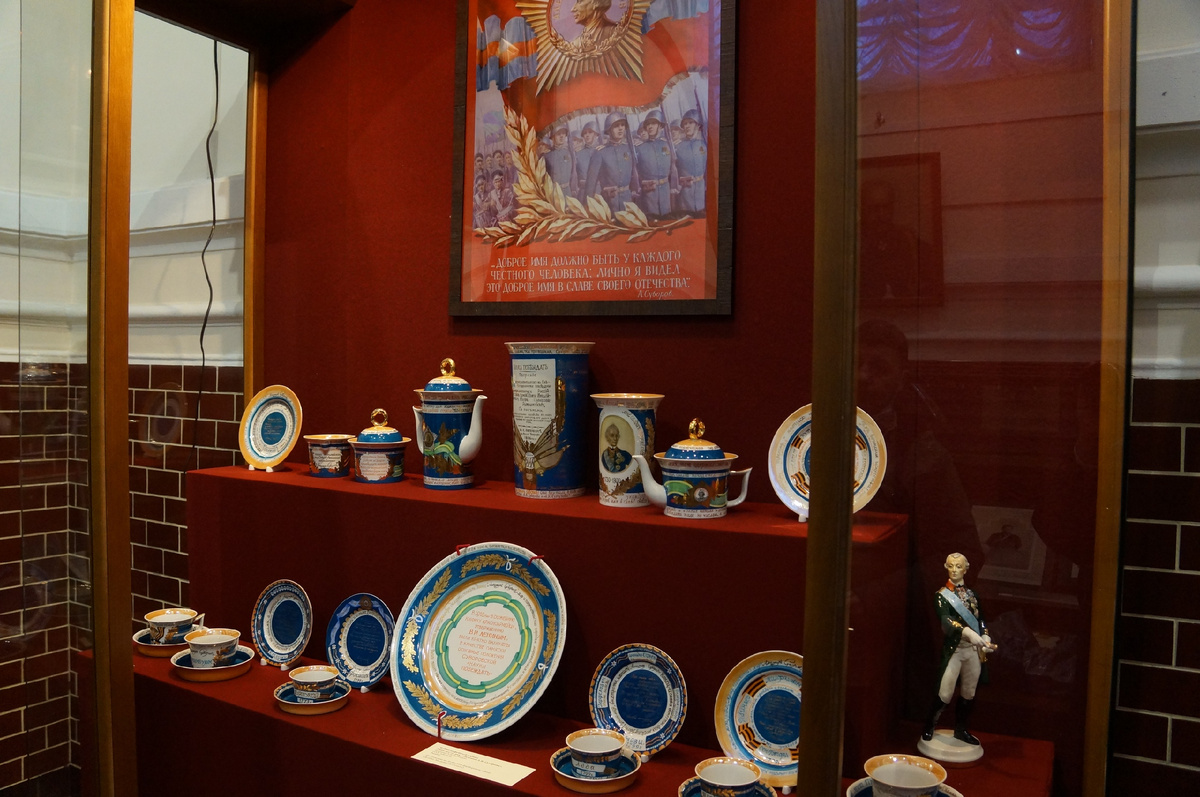 Нина Ростовцева. Чайно-кофейный сервиз «250 лет со дня рождения А.В. Суворова». 1981–1983. Дулёво. Государственный мемориальный музей А.В. Суворова 