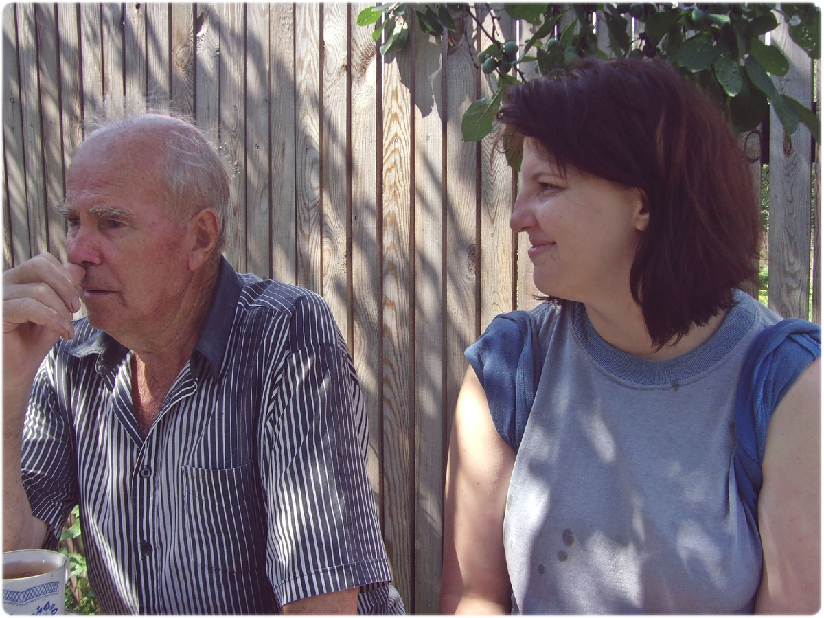 Дедушка и Оля И. на даче, 2012г.