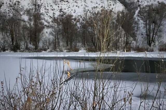 Двое детей вышли на неокрепший лёд. Фото: СУ СКР по Новосибирской области📷
