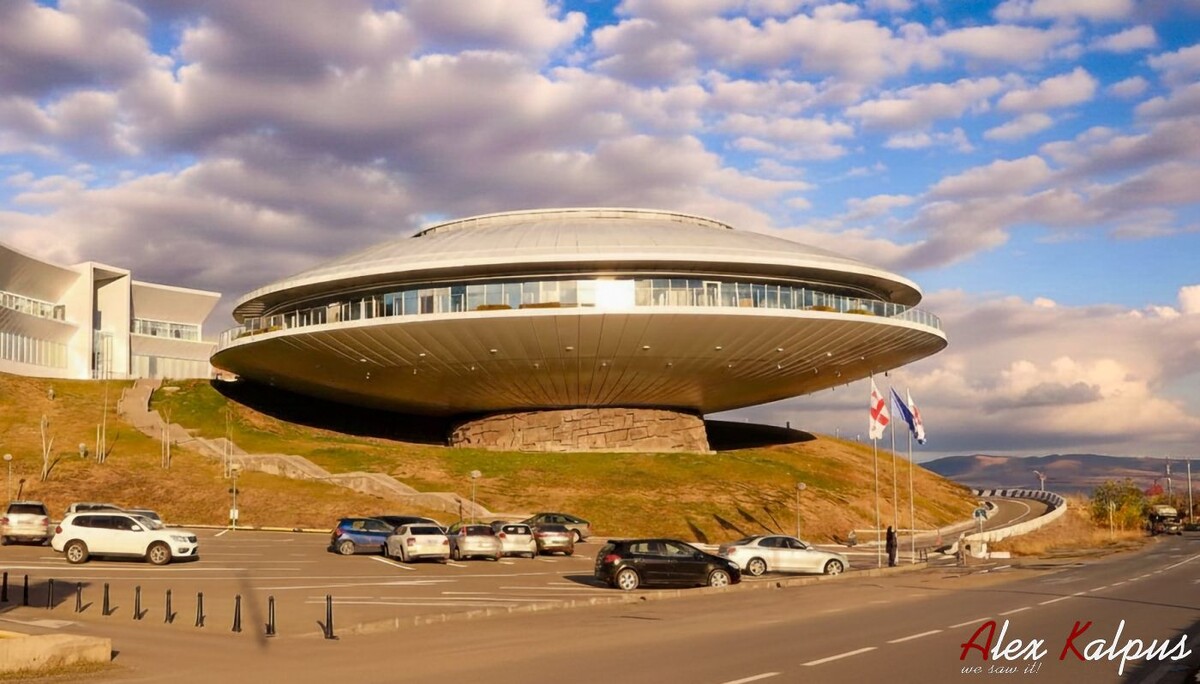 Здание экстренной службы 112 в Тбилиси. Само зданиетак же привлекает туристов и своей необычной формой и местом расположения "летя" над Тбилиси.