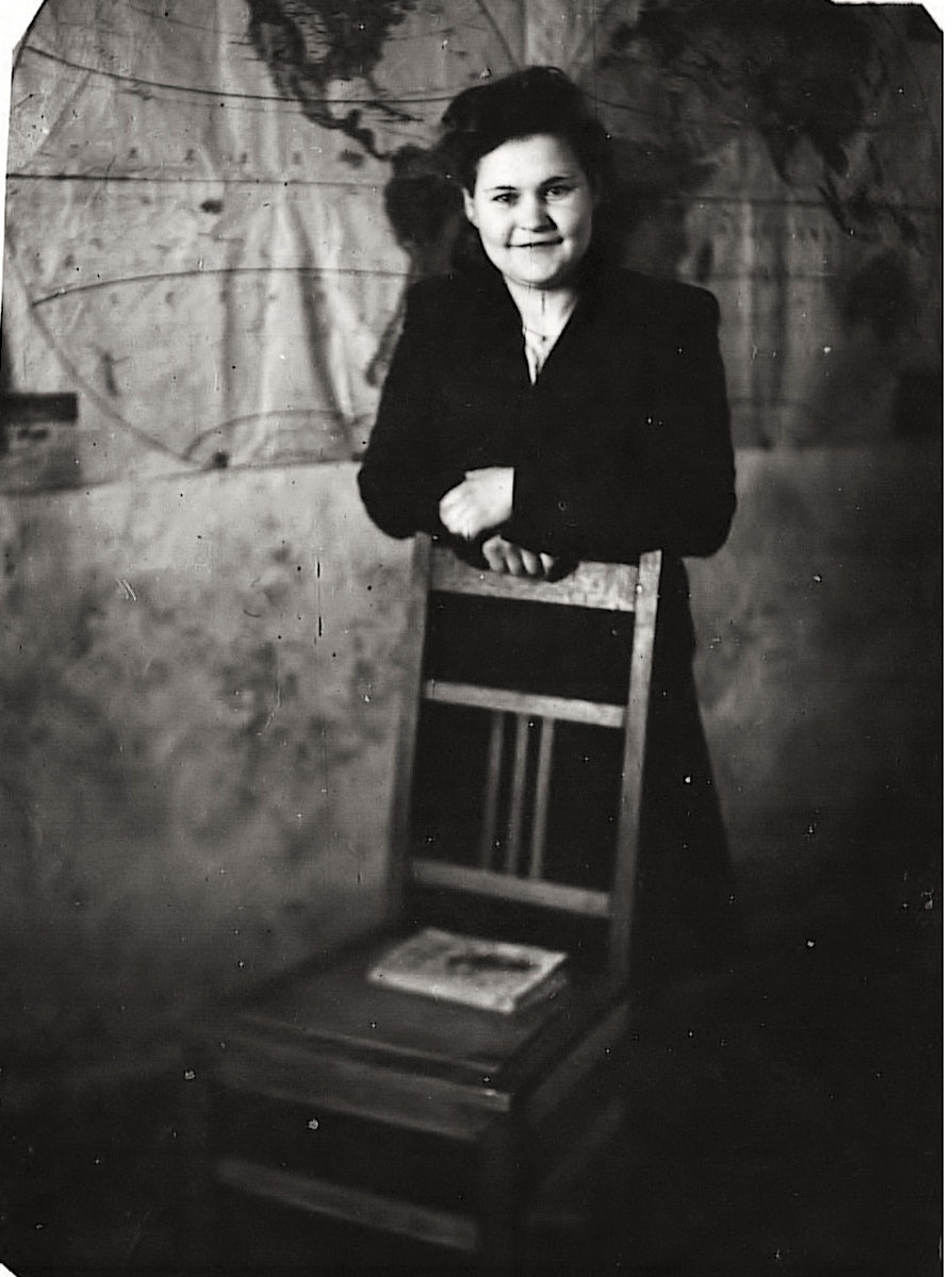 Моя бабушка Попова Евгения Корнеевна (1920- 2002). Отличник народного образования РСФСР.