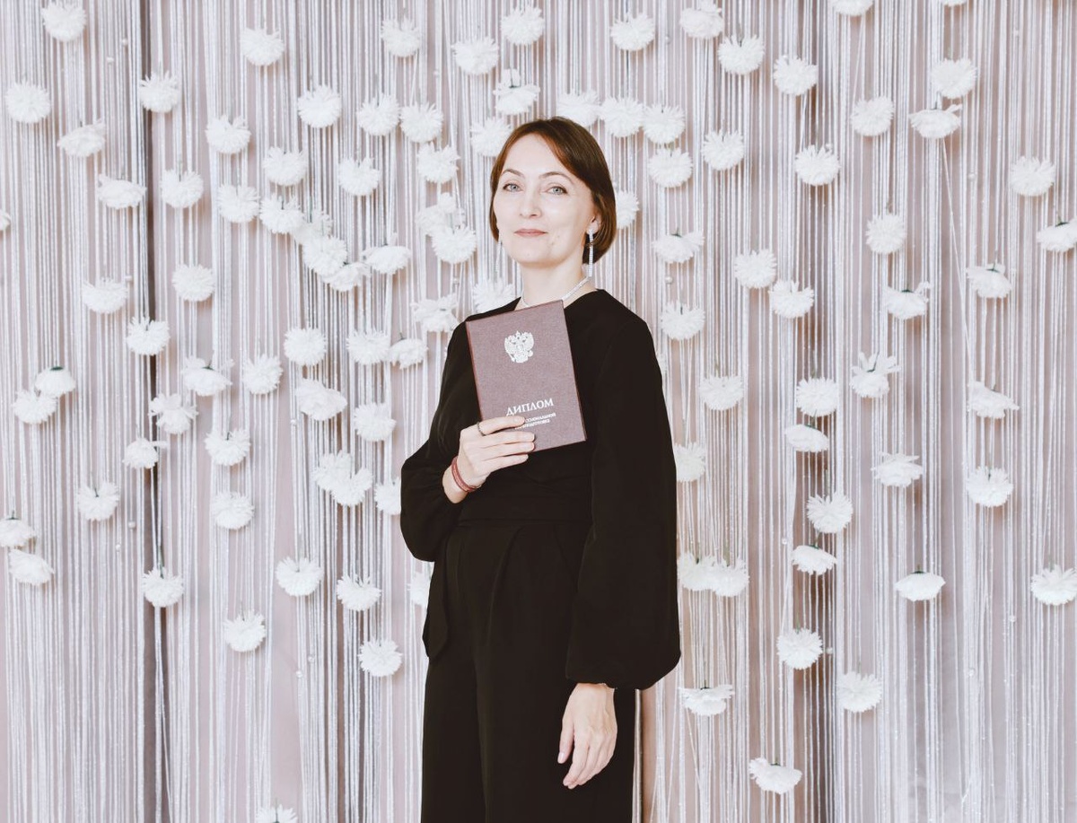 Я с дипломом на выпускном. Фото автора