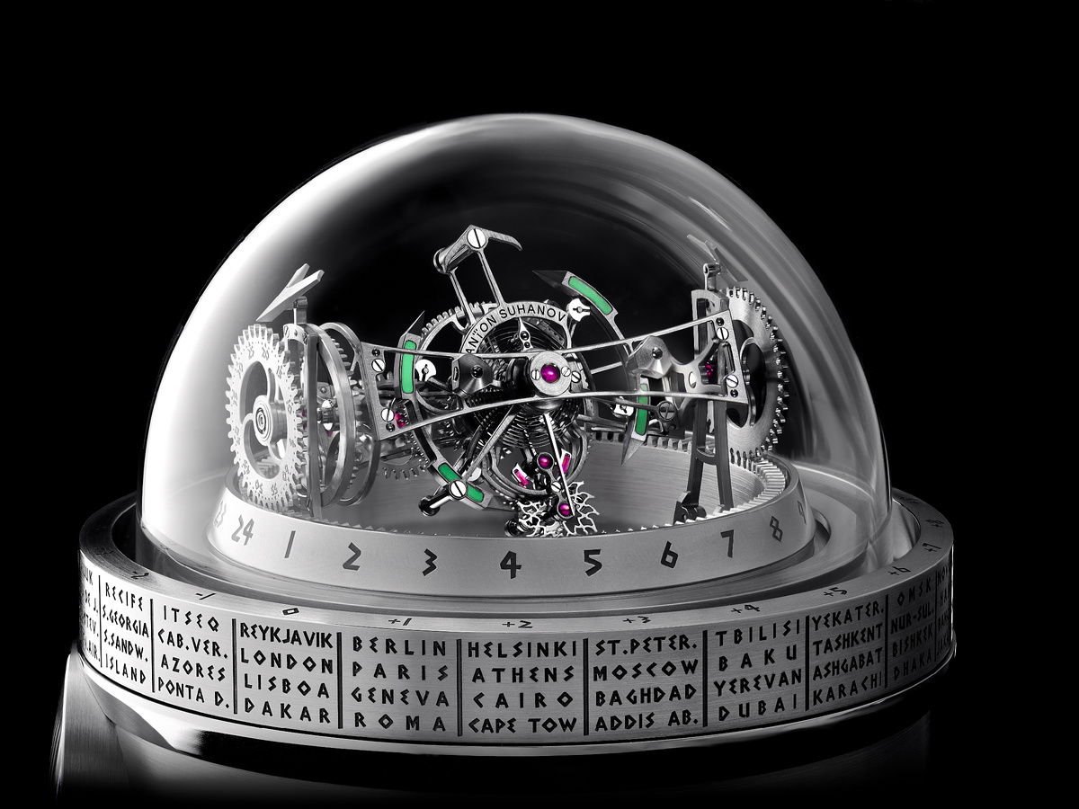 Трехосный турбийон в часах Pharos