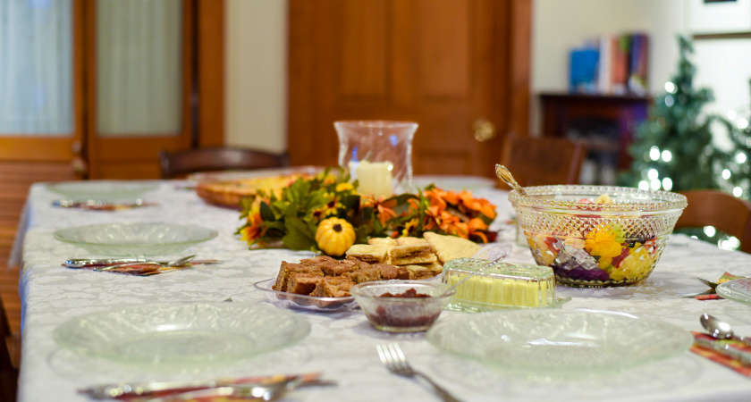    На Год Красной Огненной Лошади готовим «Охотничий» салат с говядиной и грибами: идеальный выбор для новогоднего стола