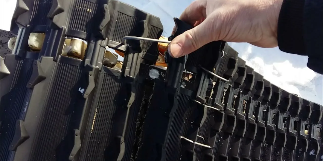 Экстренный ремонт гусеницы мотобуксировщика в лесу: чем заменить порванные траки? Советы бывалых