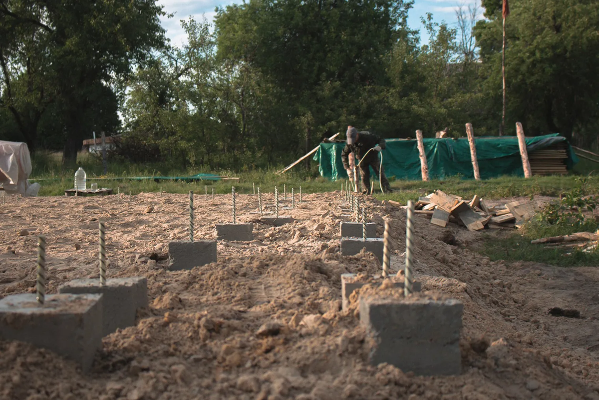 Всего залили 100 столбиков. Работали втроем, использовали бензобур и бетономешалку. В первый день готовили опалубки, еще два дня заливали, то есть всего на фундамент потратили три дня