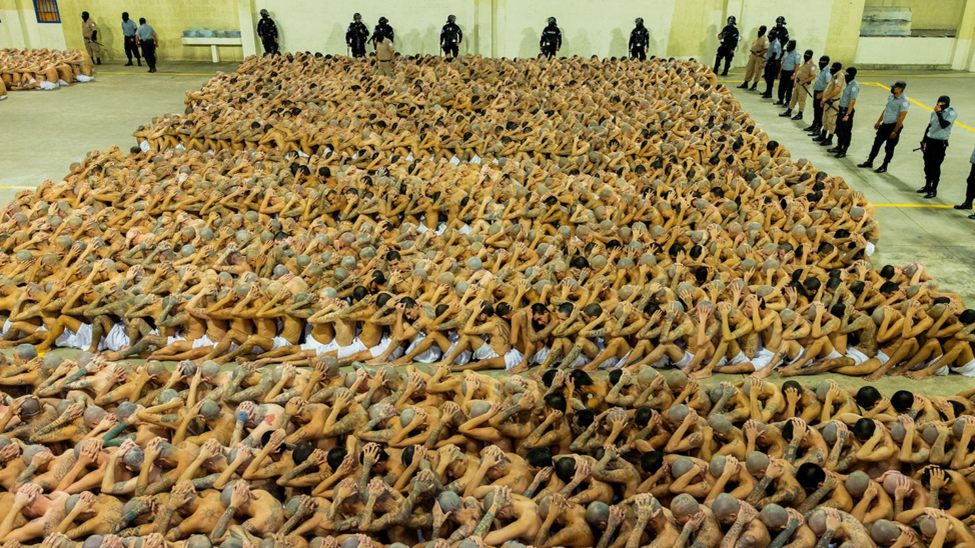 Мега-тюрьма для бандитов в Сальвадоре
