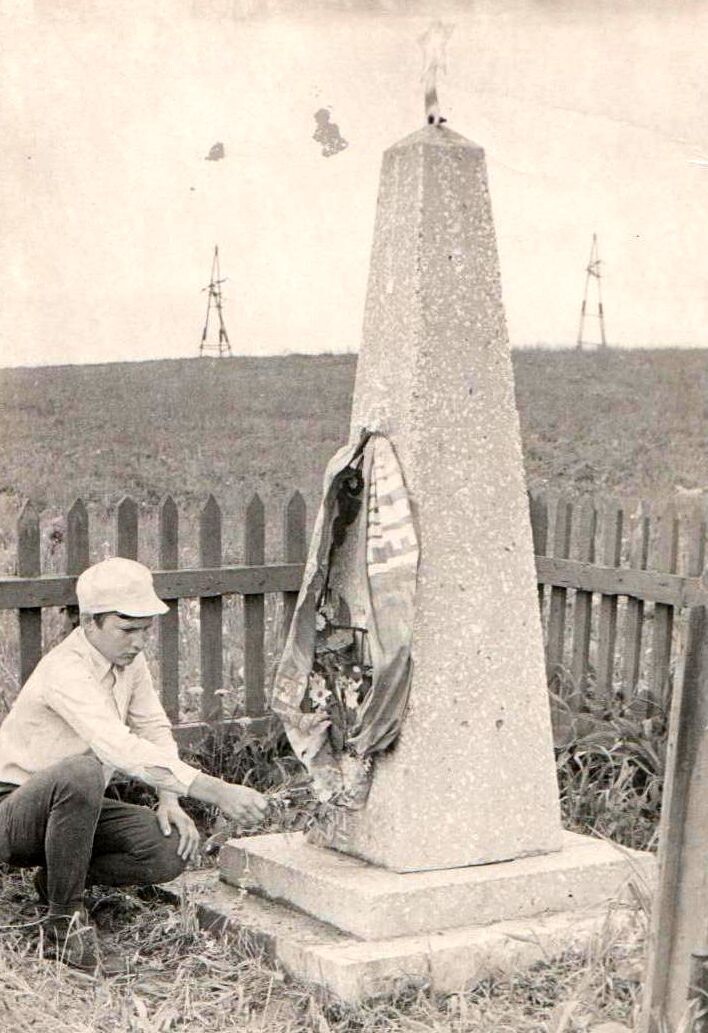 Фото 1960-х годов обелиска "Матросам, погибшим в годы колчаковщины в Сибири (1918-1919 гг.)" с сайта "Памятники Кузбасса"