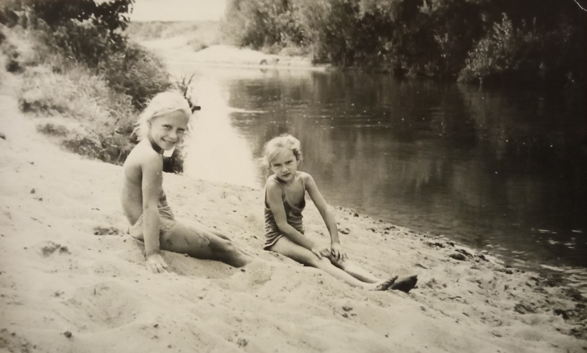 Я и Маринка на реке Киржач. Жёсткие кочки. 