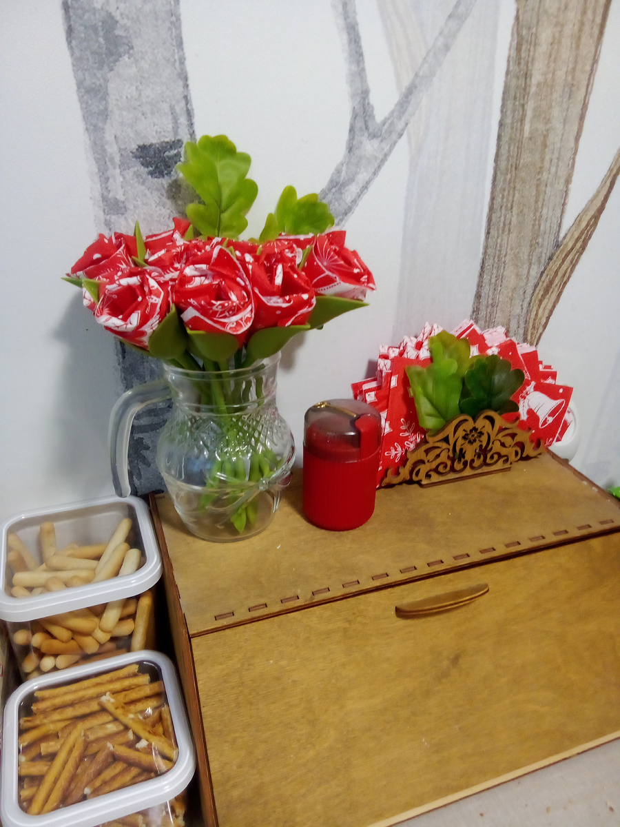 Просто фото автора накануне. На кухню мимо осеннего декора уже прокрались "новогодние цвета"🟢🟥🎄🟩🔴