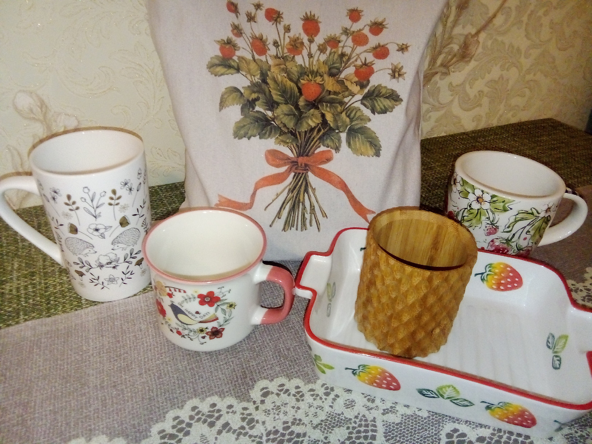 Фото автора. "Земляника" продолжает собирать будущий "дом", и это не всегда земляника. Теперь есть еще птичка и ежики🐦🦔🦔