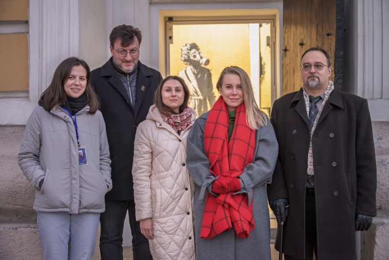    В Киево-Печерской Лавре выставили фрагмент граффити Бэнкси — женщину в халате с огнетушителем и бигудями