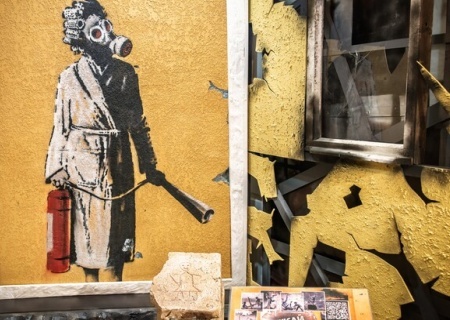    В Киево-Печерской Лавре выставили фрагмент граффити Бэнкси — женщину в халате с огнетушителем и бигудями