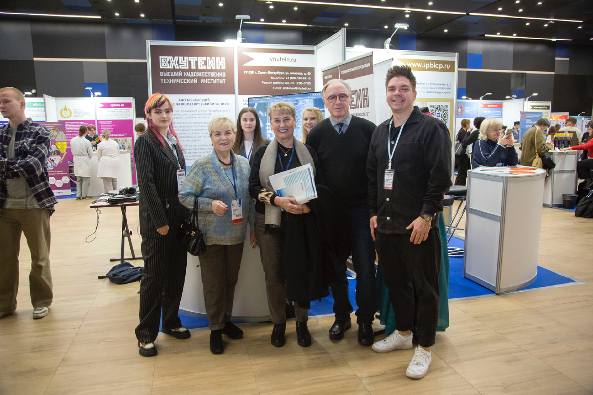 Ректор ВХУТЕИН, д.п.н., профессор Татьяна Васильевна Ляшенко посетила стенд вуза