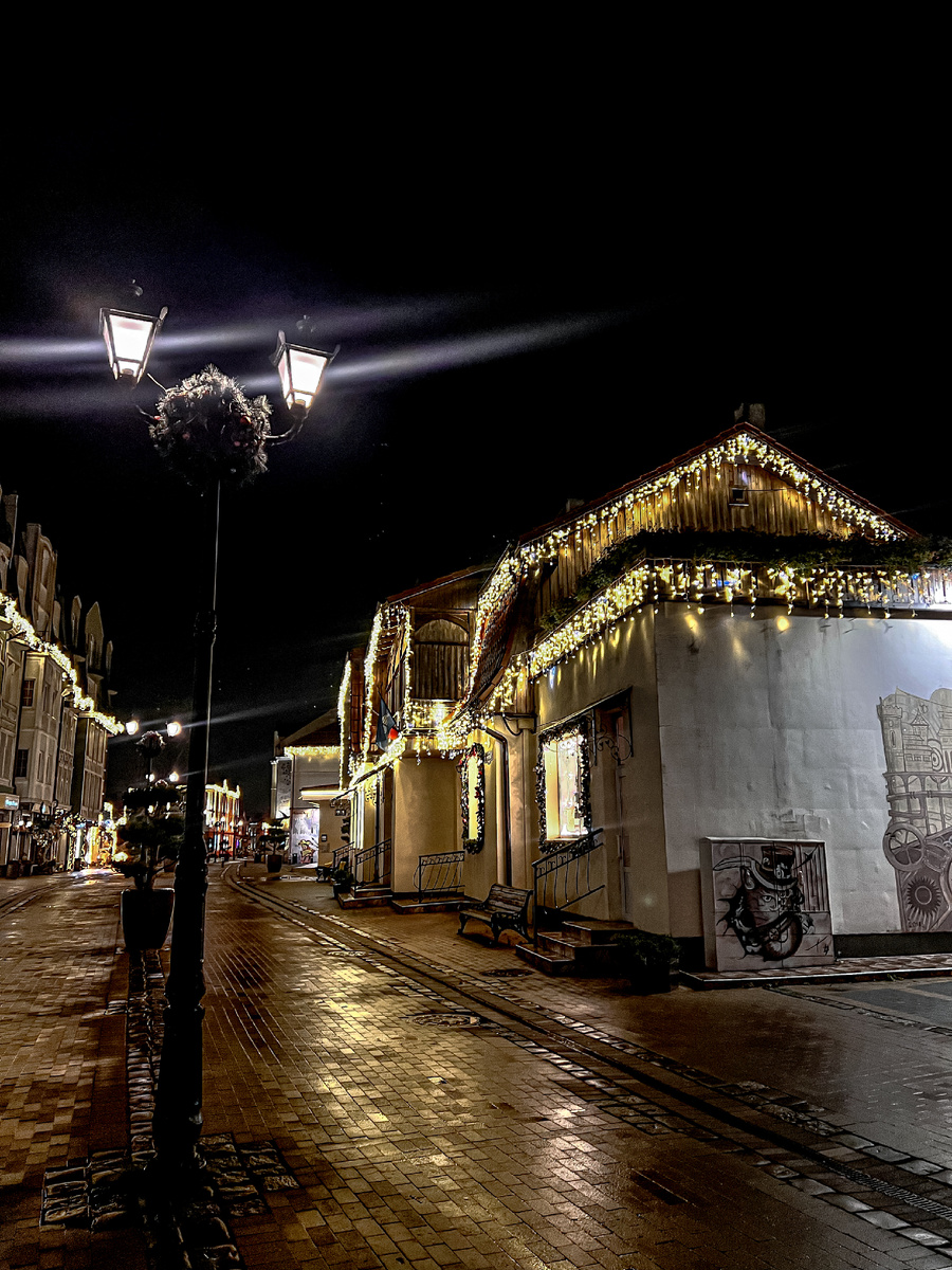 Туристы по вечерам исчезают так быстро, будто им разослали внутреннее распоряжение: «Все домой, срочно!»