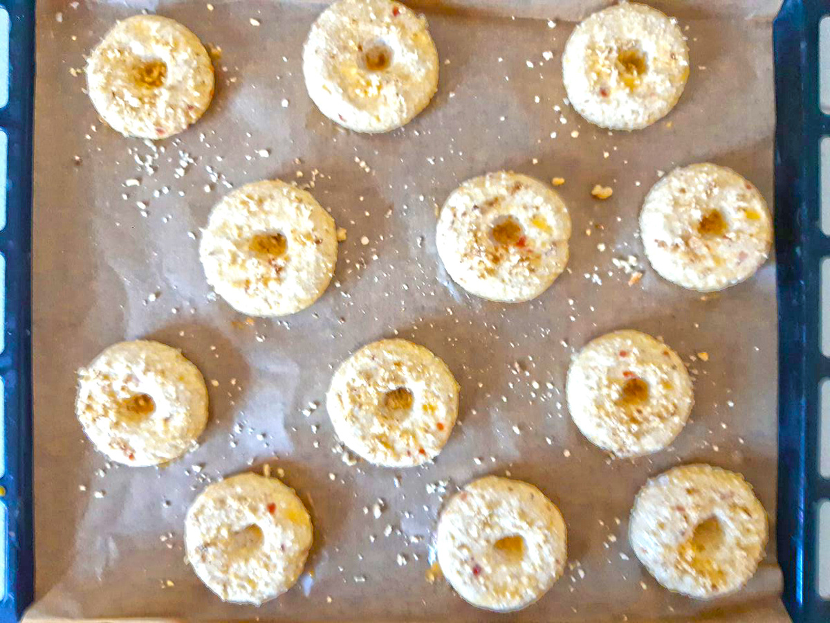 Посыпала тертым грецким орехом