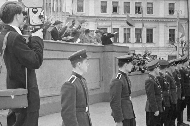    Конец 1950-х. На трибуне — Алексей Хворостухин. Съёмки праздничной демонстрации в Туле. Фото: Из личного архивa/ Сергей Гусев