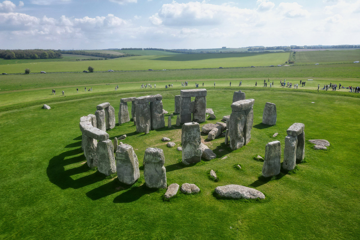 Всего здесь 82 огромных куска скальной породы, которые стоят друг на друге. Вес каждого из них — пять тонн. Ещё вы увидите 30 блоков по 25 тонн, а также пять конструкций в форме буквы П. Фото: Alzay / Shutterstock