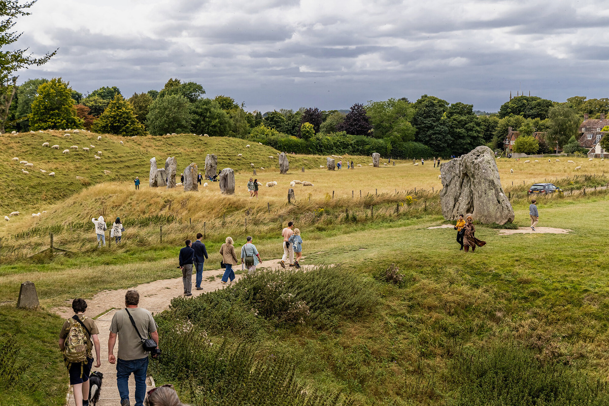 Камни в Эйвбери и земляной холм Сильбури Хилл, возможно, были связаны со Стоунхенджем. Фото: Mareks Perkons / Shutterstock / Fotodom