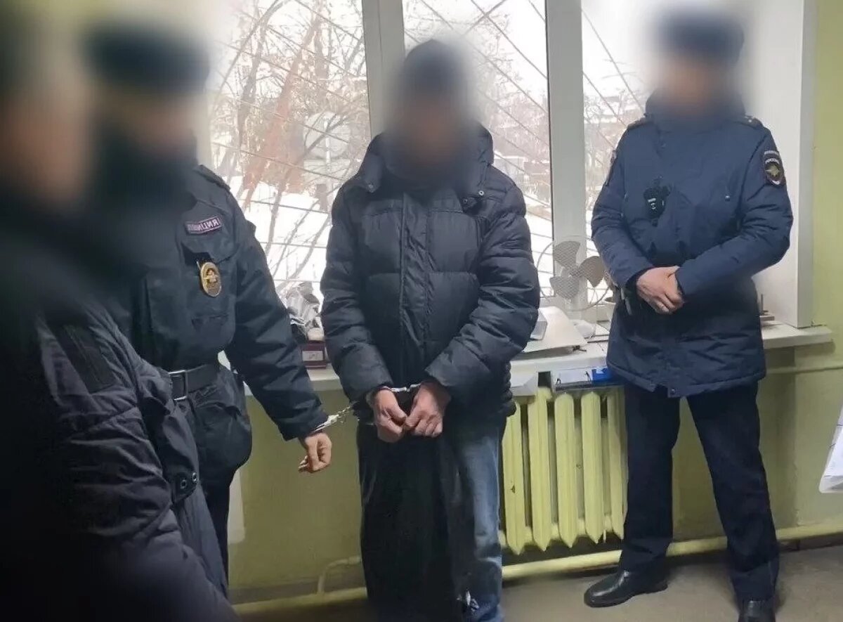    Бил и душил.