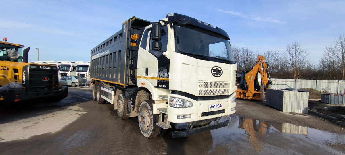 FAW J6 8х4 создан для тяжелых грунтов. Кузов 26 кубов и мощная рама позволяют работать там, где "паркетные" самосвалы ломают бамперы.